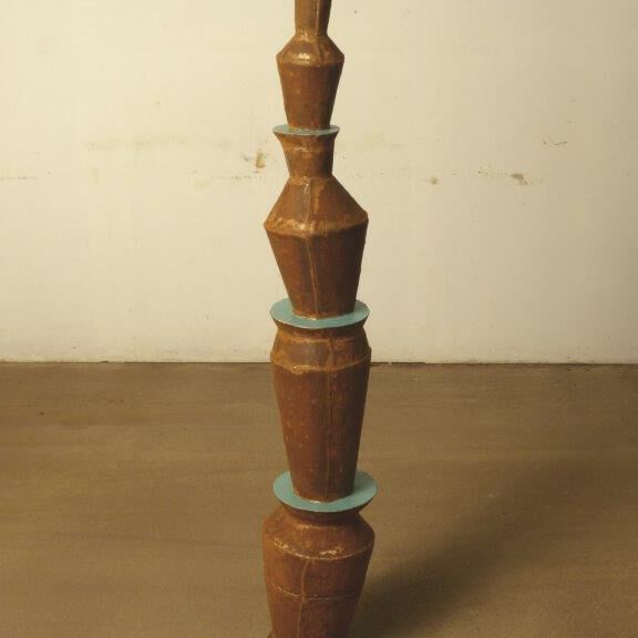 Willi Weiner, Überläufer, Cortenstahl, Lackfarbe, 162x26x26 cm